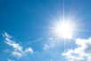 L’indice UV indiqué sur les cartes météo mesure l’intensité du rayonnement solaire et le niveau de risque pour la peau. De nombreux facteurs peuvent influencer cet indice, comme la saison, l’altitude, la concentration d’ozone ou la réverbération.