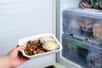 Vous avez réchauffé trop de lasagnes ? Vos poissons panés ont attendu plus de 24 heures dans le réfrigérateur ? Vous aimeriez bien les remettre au congélateur pour ne pas gaspiller, mais est-ce dangereux ?