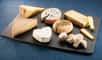 La France est LE grand pays du fromage : nous en consommons chacun 27,2 kg par an et nous apprécions particulièrement les spécialités régionales. Mais les connaissons-nous si bien que ça ? Savez-vous, par exemple, d’où est originaire l’abondance, qu’est-ce qu’un fromage à pâte persillée ou comment est fabriqué le Mont d’Or ?