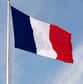 L'origine du drapeau français remonte à la Révolution française de 1789. Il associe les couleurs de la ville de Paris, le bleu et le rouge, au blanc qui symbolise la monarchie. C'est en 1794 qu'il est officiellement devenu l'emblème de la France.
