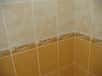 Pour carreler un mur de salle de bain par exemple, vous pouvez utiliser un listel (moulure), qui apporte une touche décorative supplémentaire.  © Sir Voland, Wikimedia Commons, Domaine public