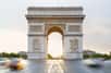 L'Arc de Triomphe est, avec la tour Eiffel, l'un des monuments les plus emblématiques de Paris. Fierté de la capitale depuis plus de deux siècles maintenant, l'édifice est un lieu à la fois touristique et hautement symbolique. Mais que représente-t-il exactement ?