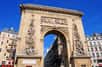 La porte Saint-Denis à Paris se trouve dans le Xe arrondissement de la capitale. C'est un arc de triomphe érigé en l'honneur du roi de France, Louis XIV.