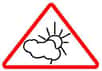 Les médicaments contenant des molécules favorisant la photosensibilisation sont apposés de ce logo triangulaire contenant un soleil et un nuage. © DR