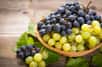 Acidulés ou sucrés, les grains de raisin sont attendus en automne, période des récoltes. Source de fibres et vitamines, le raisin s’invite à toute heure de la journée, au naturel, en tarte, en accompagnement d’une viande, en boisson ou en confiture.