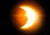 Pour observer une éclipse totale ou partielle du Soleil, il est capital de se protéger les yeux sous peine de souffrir de lésions pour vos yeux qui peuvent être irréversibles. Aussi, pour profiter au maximum de ce grand spectacle céleste, des lunettes à éclipses agréées sont indispensables.