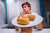 Le régime sans gluten, vedette des tendances alimentaires depuis une décennie, continue sa progression fulgurante avec un marché mondial estimé à 14 milliards de dollars d'ici 2032. Mais cette protéine présente dans certaines céréales mérite-t-elle vraiment sa mauvaise réputation ? Entre nécessité médicale pour certains et effet de mode pour d'autres, démêlons le vrai du faux sur cette controverse nutritionnelle qui divise experts et consommateurs.