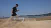 Quelle que soit la nature du sol, ce robot quadrupède adapte sa démarche tout seul pour ne pas tomber et c’est une véritable prouesse. Il peut même courir à 11 km/h sur du sable.