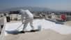 Peindre en blanc les toits permettrait de limiter l’absorption du rayonnement solaire de 90 %, donc une diminution en moyenne de 6 °C dans les bâtiments.