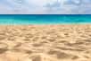 Le sable sur nos plages, en France et ailleurs, a des origines diverses. Saviez-vous qu’il y en a de moins en mois sur Terre et sur nos plages ?