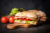 Quand on est pressé et qu’on n’a pas le temps de préparer un repas, on se tourne généralement vers le sandwich. Mais est-il possible de déguster des sandwichs équilibrés, bons pour la santé ? Qui du « jambon beurre » ou du « poulet-crudités » est le plus intéressant sur le plan nutritionnel ?