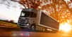 Le camion hybride Scania avec sa remorque de 14 mètres recouverte de panneaux photovoltaïques. © Scania