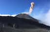 L’Etna est un des volcans les plus actifs de la Planète, avec une grande majorité d’éruptions au niveau de la zone sommitale qui, en conséquence, est en perpétuelle évolution. Le dernier né des quatre cratères sommitaux, le cratère Sud-Est, est apparu en 1971 et depuis plus de cinquante ans, il ne cesse de grandir. Tant et si bien que l’année dernière, sa cime dépassa celle du cratère Nord-Est, devenant ainsi le sommet du Mongibello. Mais, parfois, il se détruit aussi partiellement, comme le 10 février dernier…