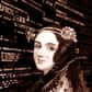 Fille d’un poète britannique (lord Byron) et d’une amatrice de mathématiques (Anne Isabella Milbanke), Augusta Ada King naît le 10 décembre 1815 à Londres et témoigne, comme sa mère, d’un grand intérêt pour les mathématiques. Devenue femme du comte de Lovelace, elle rencontre Charles Babbage, inventeur de la « machine à différences », une calculatrice mécanique. Le mathématicien travaille alors sur la « machine analytique », système mécanique capable de réaliser une série de calculs établis à l’avance et inscrits sur des cartes perforées, considéré comme le précurseur des ordinateurs. La machine ne fut jamais construite entièrement mais elle était fonctionnelle, comme l’a démontré une réalisation effectuée en 1991.
La collaboration de Lady Ada Lovelace n’est pas connue précisément mais on considère qu’elle a réalisé les premières ébauches d’une écriture formelle des instructions à employer avec cette machine analytique pour réaliser des calculs donnés. En clair, elle a travaillé sur ce que l’on appelle aujourd’hui un langage informatique. En 1978, le nom Ada fut donné, en son hommage, à l’un de ces langages informatiques élaborés aux États-unis entre 1977 et 1983 chez CII-Honeywell Bull sous la direction de Jean Ichbiah.