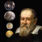 Galileo Galilei naît à Pise en 1564. Son père, théoricien de la musique, souhaite ardemment qu'il devienne médecin, profession bien rémunérée. Ainsi, à dix-sept ans, le jeune Galilée débute des études de médecine, qu'il abandonne aussitôt : Ostillo Ricci, son professeur de dessin, parvient à le passionner pour les mathématiques, terme sous lequel on regroupait alors plusieurs de nos disciplines actuelles, notamment l'astronomie et la physique. 

Excessivement doué, ses biographes racontent qu'en 1583, donc à dix-neuf ans, Galilée aurait découvert l'isochronisme des pendules simplement en observant les oscillations du lustre d'une cathédrale. Il aurait en outre compris tout l'intérêt de cette loi pour la mesure du temps. 
En 1587, il rencontre le célèbre professeur du Collège Romain, le plus prestigieux établissement d'enseignement de l'époque, le père jésuite Christopher Clavius. Nommé « Archimède du XVIè siècle », ce dernier se trouve au faîte de sa gloire : cinq ans auparavant, il avait en effet réformé le calendrier Julien en créant le calendrier Grégorien, toujours en usage. Galilée qui convoite un poste de mathématiques à Bologne impressionne favorablement le Père mais sa tentative échoue. Cependant, en 1589, il obtient du grand-duc de Toscane la chaire de mathématiques de Pise. Deux ans après, Galilée découvre que ses émoluments sont insuffisants : le décès de son père lui laisse en effet la charge de sa mère et de deux sœurs très exigeantes. 
Galilée instruisant Vincenzo Viviani - Cette peinture que nous devons à Tito Lessi représente Galilée instruisant Vincenzo Viviani. Profitant de l'occasion, nous pouvons imaginer quel serait la réponse de Galilée si nous lui demandions s'il n'enfreint pas les préceptes de Rome en étudiant l'univers : "Certamente non il mio amico, certainement pas mon ami. Attendu que Dieu aurait créé le Ciel et la Terre mais qu'Il ne dit pas avoir engendré l'Univers, action qu'Il réserva au Christ, l'Univers peut donc faire l'objet d'expériences puisque le Créateur nous a doté de sens et d'intelligence. Ceux qui acquièrent ce savoir s'attirent l'amitié de Dieu".
En 1592, il devient professeur de mathématiques à Padoue et arrondit sa paye en fabriquant des instruments de navigation, des compas et des sextants. Il y fait la connaissance d'une femme de petite condition, Marina Gamba, qu'il refusera d'épouser mais qui lui donnera en six ans trois enfants, le premier en 1600. 
Dès 1597 au moins, Galilée s'intéresse à la chute des corps. D'après la légende, il aurait discrédité Aristote en laissant tomber du haut de la Tour de Pise des objets de tailles différentes, prouvant ainsi qu'ils tombaient tous à la même vitesse, alors que le philosophe grec affirmait le contraire. Parfois, on ajoute que Galilée aurait réuni pour cette occasion l'ensemble des professeurs de l'université. S'il est vrai que Galilée a réalisé des expériences à la Tour de Pise, il est impensable qu'elles aient pu avoir une telle solennité. Dans une université si hiérarchisé, on voit mal pourquoi ses collègues auraient accepté une invitation émanant d'un des professeurs les moins bien payés pour assister à une expérience sans intérêt : il y avait longtemps qu'on savait qu'Aristote s'était trompé !
En 1602, Galilée reprend ses travaux sur la chute des corps à l'aide d'un plan incliné. Après de brillantes expériences, c'est à lui qui revient l'honneur d'avoir formulé la loi mathématique décrivant cette chute. 
La vie de Galilée connaît un tournant en 1609 lorsqu'il apprend l'existence de la lunette, objet inventé par un hollandais qui servait davantage de jouet que d'instrument d'observation. Galilée en fabrique immédiatement une copie afin de la commercialiser. Son intelligence et le professionnalisme de son ouvrier lui permettent de perfectionner rapidement l'instrument : en peu de temps, il disposera d'une lunette grossissant 30 fois. Il a aussi l'idée de les tourner vers le ciel. Il y découvrira que la Voie lactée se compose en fait de nombreuses étoiles invisibles à l'œil nu, que la Lune présente des irrégularités et, surtout, il voit quatre petits corps tournant autour de Jupiter, comme la Lune autour de la Terre, reproduisant un système solaire en miniature : il les appelle « planètes médicéennes » pour faire allégeance à son nouveau protecteur, le grand-duc de Toscane, Côme II de Médicis, dans le Siderius Nuncius (Messager Céleste, 1610). Au comble de l'allégresse, le grand-duc nomme Galilée son philosophe et mathématicien personnel. Peu après, le savant découvre les taches solaires, prouvant par là que Soleil, comme la Terre, présente des imperfections. Véritables bombes dans le jardin de l'aristotélisme, ces affirmations successives gênent l'Église catholique qui en avait fait du philosophe grec son savant officiel. En outre, Galilée qui se déclare désormais ouvertement copernicien s'engage vivement dans des querelles scientifiques et se mêle imprudemment des questions religieuses. Irrité, le cardinal Robert Bellarmin (en fait, « saint Robert Bellarmin » car il sera canonisé au XX siècle), interdit à Galilée en 1616 de prêcher le copernicanisme et, par la même occasion, condamne explicitement l'héliocentrisme et le mouvement de la Terre. Il s'agit d'une menace sérieuse : le cardinal Bellarmin n'est pas seulement le Cardinal Inquisiteur, mais aussi l'un des plus grands responsables du procès qui avait conduit le malheureux philosophe, Giordano Bruno, à être brûlé vif en 1600. Le procès verbal de la rencontre entre Galilée et le cardinal porte cette mention « docere quovis modo ». En d'autres termes, Bellarmin, au nom de l'Église, interdit à Galilée « d'enseigner (le copernicanisme) par quelques moyen que ce soit ». Pour bien des historiens, cette mention est un faux ajouté au procès verbal (par le cardinal Bellarmin, ou par quelqu'un d'autre) dans le but de confondre Galilée plus tard.
La situation dans l'Église change cependant en 1623 : un ami de Galilée devient pape sous le nom d'Urbain VIII. Le souverain pontife, sans lever l'interdiction qui frappe Galilée, l'autorise officieusement à évoquer l'héliocentrisme. Mais à deux conditions : d'abord, il doit parler du mouvement de la Terre comme simple hypothèse, ensuite, il doit donner la parole aussi aux défenseurs du géocentrisme. 
C'est alors que paraît le Dialogue entre les deux plus grands systèmes du monde (1632), où Galilée introduit trois personnages : Salviati qui représente sa propre personne, Simplicius qui défend les conceptions antiques sur l'immobilité de la Terre et Sagredo qui est censé être neutre. En fait, Simplicius, ridiculisé du début à la fin de l'ouvrage, subit le feu croisé des deux autres personnages. Galilée, pour défendre le double mouvement de la Terre, expose dans ce livre une physique basée sur le principe d'inertie, qu'il ne parvient toutefois pas à énoncer correctement. En fait, l'énoncé de ce principe viendra un peu plus tard, sous la plume de Descartes.
Galilée commet deux grandes maladresses : d'abord, il présente une « preuve » du mouvement de la Terre, ce qui est contraire aux accords avec le pape. Ce dernier veut qu'on y évoque ce mouvement uniquement sous la forme d'hypothèse, ce qui exclue donc le recours aux « preuves ». Plus dramatique encore : la preuve de Galilée, basée sur les marées, est fausse. La deuxième maladresse de Galilée est de mettre dans la bouche de Simplicius un argument que le pape aimait à utiliser. Les adversaires du savant ont beau jeu d'exploiter ce point pour dire que Galilée est un perfide qui assimile le pape à un personnage ridicule. Le pontife, en furie, souhaite alors le procès de Galilée. 
Le procès de Galilée
Il ne faut cependant pas réduire ce procès à une mésentente entre deux hommes. Il s'explique aussi par la situation politique à l'intérieur de l'Église et la Guerre de Trente Ans qui ravage l'Europe Centrale : le pape est en effet violemment attaqué pour son immobilisme. Il est accusé d'être du « parti de la France », nation engagée dans la guerre aux côtés des Protestants, bien que la France fût une nation catholique. Avec ce procès, le souverain pontife entend utiliser une question qui peut faire l'unanimité des chrétiens, catholiques et réformés.
En 1633, Galilée comparaît devant Tribunal de l'Inquisition, où la mention « docere quovis modo » est au centre des accusations, alors que saint Bellarmin est déjà décédé. Galilée a peur. A l'exception du courageux Giordano Bruno qui avait bravé ce même tribunal, combien n'auraient pas tremblé à sa place ? Il est en effet vieux, déprimé, abandonné de tous ses amis et souffre de la vue au point de devenir bientôt aveugle. Voici pourquoi Galilée accepte d'abjurer. D'après une légende tenace, il aurait alors prononcé à propos du mouvement de la Terre : « Eppur si muove » (« Et pourtant elle tourne »). On imagine mal une telle audace : elle lui aurait coûté la vie !
Galilée est donc assigné à résidence à Arcetri (près de Florence) aux côtés de sa fille qu'il avait forcée à prendre le voile et qui portait le nom de sœur Marie Céleste. Mais celle-ci décède un peu plus tard. En prison, il écrit son œuvre majeure Discours concernant deux sciences nouvelles qui paraît en Hollande (1638).
Même la mort de Galilée en 1642 n'efface pas la rancune : les autorités ecclésiastiques interdisent à ses amis d'ériger le moindre monument funéraire. Celui-ci verra le jour un siècle environ après sa mort, avec une épitaphe dûment contrôlée par l'Église. En 1744, Benoît XIV autorise la publication des Dialogues en apposant toutefois « supposé » devant « mouvement de la Terre » et en avertissant qu'il doit être considéré comme simple hypothèse. Mais le pontife ne revient pas sur le décret interdisant l'héliocentrisme qui ne sera annulé qu'en 1822. En 1992, le pape Jean-Paul II « réhabilite » Galilée, réduisant son procès à une « tragique et réciproque incompréhension » entre lui et saint Bellarmin. Ce faisant, ce n'est pas Galilée qu'il réhabilite, c'est saint Bellarmin !
Bibliographie
Les livres sur Galilée sont très nombreux, citons seulement quelques-uns en français :
Biographies situant Galilée dans son contexte historique : 
KOESTLER Arthur, Les Somnambules, Calmann-Lévy, 1960.SIMAAN Arkan et FONTAINE Joëlle, L'Image du Monde des Babyloniens à Newton, Paris, Adapt, 1999.
Livres d'approfondissement
CLAVELIN Maurice, La philosophie naturelle de Galilée, Albin Michel, Paris, 1996.KOYRÉ Alexandre, Études galiléennes, Hermann, Paris, 1980.