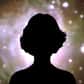 Entrée en 1895 au Harvard College Observatory, l’astronome américaine Henrietta Swan Leavitt (fille d’un ministre, née le 4 juillet 1868 à Lancaster, dans le Massachusetts), devenue sourde après une maladie, se fait remarquer au sein de l’équipe de Charles Pickering. Les femmes sont alors interdites de télescopes et c’est au service de photométrie qu’elle montre ses qualités, un service entièrement féminin – on appelle ces femmes des calculatrices. Travaillant sur les étoiles variables (dont la luminosité varie plus ou moins régulièrement), Henrietta Leavitt en découvrira des milliers.Entre 1908 et 1912, elle découvre dans les nuages de Magellan (structures éloignées) que certaines variables sont très régulières – ce sont les céphéides – et que plus elles sont lumineuses (en moyenne puisqu’il s’agit de variables) et plus leur période est longue (plus leur rythme est lent). Elle comprend qu’il suffirait d’évaluer la luminosité réelle (« absolue ») d’une ou plusieurs céphéides proches dont on aurait pu mesurer la distance pour obtenir une relation période-luminosité faisant des céphéides des « chandelles standards » : en mesurant sa période, on aurait sa luminosité absolue et donc sa distance. Elle n’obtient pas l’autorisation d’effectuer cette calibration. C’est un astronome hollandais, Ejnar Hertzprung, qui la réalisera.Grâce à cette relation période-luminosité, les astronomes mesureront les distances des amas globulaires, déterminant la forme de notre galaxie et Edwin Hubble estimera la distance – énorme – de la nébuleuse d’Andromède, établissant la notion de galaxie. En 1924, un membre de l’académie des sciences de Suède propose Henrietta Leavitt pour le prix Nobel de physique, avant d’apprendre que la discrète astronome est décédée d’un cancer en 1921.Son nom a été donné à un astéroïde (le numéro 5383) et à un cratère de la Lune, situé sur la face cachée.
