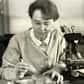 Barbara McClintock (1902-1992), Américaine, est l’une des pionnières de la « cytogénétique » (étude de la génétique au sein même de la cellule). Elle consacra sa carrière à l’étude des chromosomes de maïs, ce qui lui permit de découvrir les phénomènes de recombinaison au cours de la méiose, le lien entre les régions chromosomiques et les traits phénotypiques. La découverte de l’existence des transposons lui valut le prix Nobel de médecine en 1983.