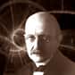 Max Planck était un physicien allemand, né le 23 avril 1858 à Kiel, en Allemagne, et décédé le 4 octobre 1947 à Göttingen. Il est considéré comme l'un des pères fondateurs de la physique quantique et a été récompensé par le prix Nobel de physique en 1918 pour sa découverte de l'énergie quantique.Les débuts de Max PlanckMax Planck est né le 23 avril 1858 à Kiel, en Allemagne. Issu d'une famille académique, il a été exposé dès son plus jeune âge à un environnement propice à l'apprentissage. Ses premières années ont été marquées par une passion pour les mathématiques et la physique, et il a rapidement montré des aptitudes exceptionnelles dans ces domaines. Après avoir terminé ses études secondaires avec distinction, Planck a poursuivi ses études universitaires à l'Université de Munich et à l'Université de Berlin, où il a été influencé par des scientifiques éminents tels que Helmholtz et Kirchhoff.Le fondateur de la mécanique quantiqueLa contribution la plus célèbre de Max Planck à la physique est sa découverte du rayonnement du corps noir et la formulation de la loi de Planck. Dans ses recherches sur le rayonnement, Planck a constaté que l'énergie n'était pas émise ou absorbée de manière continue, mais plutôt sous forme de paquets discrets qu'il a appelés "quanta". Cette idée révolutionnaire a conduit à la naissance de la physique quantique et a ouvert la voie à des développements ultérieurs majeurs dans le domaine. Sa loi de Planck a fourni une description mathématique précise du spectre d'émission du rayonnement d'un corps noir en fonction de sa température, jetant ainsi les bases de la théorie quantique.Prix Nobel de la physique en 1918 : l'aboutissement de sa carrièreAprès avoir fait des découvertes révolutionnaires, Max Planck a poursuivi une carrière prolifique dans le domaine de la physique. Il a occupé des postes universitaires prestigieux, notamment à l'Université de Berlin, où il a été nommé professeur de physique théorique. En 1918, il a reçu le prix Nobel de physique en reconnaissance de ses travaux sur la physique quantique. Planck a également joué un rôle clé dans la fondation de l'Institut Max Planck de physique et de chimie, qui est devenu un centre de recherche de renommée mondiale. Son héritage perdure aujourd'hui à travers les nombreuses institutions et centres de recherche qui portent son nom et continuent de promouvoir l'excellence scientifique dans le monde entier. L'œuvre de Max Planck a été une pierre angulaire de la physique moderne, jetant les bases de la théorie quantique et influençant de manière significative le développement de la science au XXe siècle.