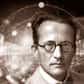 Erwin Schrödinger : physicien Autrichien Prix Nobel de Physique né le 12 août 1887 à Vienne et mort le 4 janvier 1961.
Erwin Schrödinger
Erwin Schrödinger était un enfant surdoué d'origine autrichienne par son père et anglaise par sa mère. Issu d'une famille aisée, il fut éduqué par des tuteurs et parlait couramment allemand et anglais à l'âge de dix ans. Il était doué aussi bien dans les disciplines scientifiques que littéraires et fut toute sa vie passionné de philosophie. Il se référera souvent dans ses livres à Spinoza, Kant et surtout la philosophie Hindoue.
Intégrant le cursus scolaire normal au début de son adolescence, il fut décrit par un de ses condisciples en ces termes « Particulièrement en physique et en mathématique, Schrödinger avait un don pour comprendre immédiatement et rapidement ce qui était expliqué en cours. Après celui-ci, le professeur pouvait l'appeler au tableau et lui poser des problèmes qu'il résolvait avec facilité ».
Au cours de sa formation universitaire à Vienne, il étudia de nombreuses branches des mathématiques et de la physique comme la géométrie projective, la théorie des groupes et surtout la théorie des équations aux dérivées partielles dont il saura faire bon usage ultérieurement pour ses travaux en mécanique quantique. Profondément marqué par l'enseignement hérité de Boltzmann, il fut toute sa vie un ardent défenseur des images intuitives en physique et s'intéressa à des questions de mécanique statistique qui le conduiront à des réflexions visionnaires sur les bases physiques de la biologie.
C'est toutefois sur une obscure question d'électromagnétisme qu'il passa sa thèse en mai 1910, et il ne trouva tout d'abord un poste de professeur que comme assistant en physique expérimentale plutôt que théorique ! Inhibé par l'absence d'un groupe de théoriciens importants à Vienne à l'époque, ses travaux du début n'impressionnaient personne et il faillit ne pas obtenir l'habilitation. La première guerre mondiale débuta alors, et Schrödinger servit comme artilleur sur le front, ce qui ne l'empêcha pas de poursuivre des recherches et de suivre les travaux d'Einstein sur la relativité générale, qu'il trouva inutilement compliquée au début.
De retour du front, il commença à publier des résultats importants en mécanique statistique, théorie de la vision et théorie quantique. Il se maria avec Anny Bertel et, afin d'avoir un salaire suffisant pour son ménage, il accepta un poste de professeur de physique théorique à Zurich. Ce fut le début d'une période particulièrement productive, notamment à cause de la présence d'Hermann Weyl, le mathématicien de génie dont on disait qu'il était l'élève d' Hilbert le plus doué. Un tournant dans sa vie se produisit alors en 1925, Einstein venait de publier ses travaux sur la mécanique statistique quantique des gaz où il attirait l'attention sur les idées de Louis De Broglie.
Fasciné, Schrödinger décida de tirer les choses au clair et pour cela, prépara une série de séminaires sur le sujet. Dans l'assistance, Debye alluma un cigare et déclara que, ce qu'il fallait, c'était une équation d'onde pour les ondes de matières de De Broglie. Très rapidement Schrödinger publia en 1926 une série de six papiers sur la mécanique ondulatoire qui impressionnèrent tout le monde. Einstein n'hésita pas à parler de l'œuvre d'un authentique génie dans une lettre personnelle à Schrödinger. 
L'accueil de la communauté des physiciens fut d'autant plus enthousiaste qu'il avait réussi à montrer l'équivalence mathématique entre sa théorie et l'approche matricielle de Heisenberg, Born et Jordan en mécanique quantique. Le manque d'images intuitives, et l'abandon des structures spatio-temporelles classiques dans l'approche matricielle, écoeuraient nombre de physiciens, dont Planck et Einstein, qui furent soulagés de retomber ainsi sur un terrain plus naturel pour un physicien classique. 
Il y a quand même une chose importante à bien comprendre, les ondes de matières de Schrödinger sont différentes de celles de De Broglie, elles ne sont pas directement dans l'espace-temps mais dans l'espace à 6N dimensions des coordonnées de position et de vitesse de N particules. Il faut savoir aussi que Schrödinger s'opposa toute sa vie à l'interprétation probabiliste que Born avait donnée à la fameuse fonction d'onde solution de son équation. 
Et d'ailleurs, c'est même toute l'interprétation dite de Copenhague de la mécanique quantique, avancée par Bohr et Heisenberg, qu'il n'accepta jamais. Il en résultat donc en 1935 un célèbre article où il introduisit une expérience de pensée, baptisée par la suite "expérience du chat de Schrödinger", dans lequel il essayait de montrer, tout comme Einstein, que la mécanique quantique ne pouvait pas être considérée comme une description satisfaisante de la dualité onde-particule et de la quantification des systèmes physiques.
L'équation de Schrödinger indépendante du temps
Le climat politique commençait à se dégrader en Europe. Schrödinger fut invité par de nombreuses universités dont Oxford et Princeton. Il y donna des cours mais refusa les postes permanents qui lui étaient offerts jusqu'à ce que la deuxième guerre mondiale le chasse définitivement d'Autriche pour rejoindre en 1939 l'institut for Advanced Studies à Dublin en Irlande. Il consacra dès lors ses travaux à la quête d'une théorie unifiée de l'électromagnétisme et de la gravitation et publia en 1944 un essai intitulé « Qu'est-ce que la vie ? » où, coupant cours à tout vitalisme, il anticipa la découverte de l'ADN. La plupart des découvreurs de la biologie moléculaire affirmeront plus tard y avoir trouvé une part non négligeable de leur inspiration.
Pendant cette période, il écrivit aussi de beaux traités de relativité générale et de cosmologie qui seront cités par Stephen Hawking et Roger Penrose. On ne peut passer sous silence le fait qu'il fut un des premiers à faire des calculs sur la production de particules en espaces-temps courbes dés 1939 ! Il faudra attendre la fin des années 60 avec les travaux de Parker et Zeldovitch en cosmologie pour avoir les premiers résultats vraiment solides, mais c'est précisément ce genre de calculs qui conduira Hawking à sa découverte fondamentale du rayonnement des trous noirs! Schrödinger resta à Dublin jusqu'en 1956, retourna alors à Vienne et il publia en 1961 « Ma conception du monde » où il affirmait une métaphysique inspirée des Upanishads. Il décéda peu de temps après de tuberculose à l'âge de 73 ans.
Biographie de Schrödinger avec documents audios et photos de familleLien Conférence NobelLes articles fondateurs de Schrödinger
Extraits de "Ma conception du monde, le Veda d'un Physicien" par Erwin Schrödinger (Paris, Le Mail, 1982). 
p. 15 : "Il s'avère en effet beaucoup plus difficile de rendre compréhensible, de présenter rationnellement, ne serait-ce que le domaine spécialisé le plus restreint de n'importe quelle branche des sciences, si on en retire toute métaphysique."p. 16 : "Une véritable suppression de la métaphysique ferait de l'art et de la science des squelettes pétrifiée, dépourvus d'âme, incapable du moindre développement ultérieur."p. 17 : "dresser successivement des barrières pour limiter le rôle de la métaphysique, dans la mesure où elle influe sur la description des faits tenus pour vrais dans divers domaines scientifiques ; mais la préserver en même temps en tant que soutien indispensable de notre connaissance générale aussi bien que particulière. L'apparente contradiction de cette formule constitue justement le problème à résoudre.On peut avoir recours à une image, en disant que nous avançons sur le chemin de la connaissance et qu'il faut nous laisser guider par la main invisible de la métaphysique qui se tend vers nous comme sortant du brouillard"p. 19 : "Cet "éléphantiasis" partiel a fait négliger les autres orientations du développement de la culture, de la connaissance, de la pensée occidentale ou appelez cela comme vous voudrez, et il a permis une décadence plus forte que jamais auparavant."p. 20 : "l'Église n'est plus qu'un parti politique, et la morale ne constitue rien d'autre qu'une restriction un peu gênante qui s'effondre à son tour, une fois privée du soutien qui lui fut longtemps apporté par la croyance en des épouvantails devenus désormais inacceptables. Un atavisme général semble s'être pour ainsi dire manifesté. L'homme occidental menace de retomber à un niveau antérieur de développement qu'il n'aurait jamais totalement surmonté: l'égoïsme brutal lève sa face grimaçante et tend sa poigne implacable, endurcie par la vieille habitude ancestrale, vers la barre du navire en dérive."p. 26 : "il y a eu des philosophes grandement renommés -comme Schopenhauer- qui ont déclaré que notre monde était extrêmement mal fait et triste, et d'autres -comme Leibniz- qui l'ont trouvé le meilleur des mondes possibles."p. 27 : "l'existence de ces relations nous ramène toujours vers la métaphysique, c'est-à-dire vers quelque chose qui transcende ce qui est directement perceptible"p. 54 : "Il est fort curieux que la philosophie occidentale, qui a presque universellement accepté l'idée que la mort de l'individu ne met aucunement fin à quoi que ce soit d'essentiel de la vie, ait à peine honoré d'une pensée (excepté chez Platon et Shopenhauer) cette autre idée bien plus profonde et plus intimement joyeuse, et qui logiquement va de pair avec elle : l'idée qu'il en est de même pour la naissance de l'individu ; que je ne suis pas créé pour la première fois, mais que je suis progressivement réveillé d'un profond sommeil. Alors mes espoirs et mes aspirations, mes peurs et mes soucis peuvent m'apparaître comme étant les mêmes que ceux de milliers d'humains qui ont vécu avant moi. Et je peux espérer que ce que j'ai imploré pour la première fois il y a des siècles pourra m'être accordé dans quelques centaines d'années. Aucune pensée ne peut germer en moi qui ne soit le prolongement de la pensée d'un ancêtre ; il n'y a pas en réalité de nouveau germe (de pensée), il y a l'éclosion prédéterminée d'un bourgeon sur l'arbre antique et sacré de la vie. Je sais très bien que la plupart de mes lecteurs, en dépit de Schopenhauer et des Upanishads, prendront ce que je viens de dire pour une métaphore plaisante et adéquate, et refuseront d'accepter à la lettre l'axiome que toute conscience est Une par essence."p. 55 : "Quoiqu'il en soit, appliquer l'arithmétique à ces choses-là s'avère pour le moins douteux."