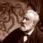 Jules Verne est né le 8 février 1828. Son père souhaite en faire un juriste qui prendra sa succession, mais à la fin de ses études de droit Jules Verne préfère le recueillement des bibliothèques. Il les fréquente avec assiduité, dévorant les ouvrages d'explorateurs et ceux qui abordent les innovations scientifiques. 
Il écrit ses premières nouvelles à partir de 1850, dont "Les Pailles rompues" qu'Alexandre Dumas monte dans son théâtre. Le succès vient en 1862 avec la publication de "Cinq semaines en ballon" (chez l'éditeur Pierre-Jules Hetzel), le premier des Voyages extraordinaires. Jules Verne s'installe à Amiens, la ville de son épouse, à partir de 1872 et il en deviendra conseiller municipal en 1888. Les livres se succèdent, reprenant les inventions de l'époque ou à venir, mises au service de nobles causes portées par des personnages aussi originaux qu'attachants, comme Phileas Fogg (Le tour du monde en quatre-vingts jours), le capitaine Nemo (Vingt mille lieux sous les mers) ou Michel Strogoff. Certains sont inspirés des connaissances de Jules Verne, comme le photographe et aéronaute Nadar qui sert de modèle pour créer le rôle de Michel Ardan ("De la Terre à la Lune" et "Autour de la Lune"). 
Dans "De la Terre à la Lune", Jules Verne le visionnaire imagine ce que seront les vols spatiaux un siècle plus tard

Le voilier qu'il achète en 1870 devient son cabinet de travail et lui permet de naviguer une quinzaine d'années dans l'Atlantique et la Méditerranée. Jules Verne est un visionnaire, qui imagine bien avant l'heure les voyages spatiaux et sous-marins. Pendant quarante ans il rédigera 64 volumes de ses Voyages extraordinaires qui ont fait à ce jour l'objet de plus de 4000 traductions dans le monde entier, le plaçant juste derrière Agatha Christie. 
Le succès lui vaut aussi quelques soucis : son neveu Gaston venu lui réclamer de l'argent lui tire dessus au pistolet en 1886, le rendant définitivement boiteux. Atteint de cataracte et de diabète, Jules Verne meurt le 24 mars 1905 à Amiens. Cent ans plus tard, 2005 était déclarée "Année Jules Verne".
Bloc de timbres émis à l'occasion de "l'année Jules Verne"