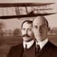 Orville et Wilbur Wright sont deux frères originaires de Dayton dans l'État de l'Ohio aux États-Unis. S'ils ne possèdent initialement qu'un atelier de bicyclettes, la réalisation en 1899 d'un planeur biplan modèle réduit piloté depuis le sol avec Octave Chanute, leur donne l'envie de continuer plus en avant dans cette aventure. Ils réalisent alors un planeur de 5 m 30 d'envergure en 1900, capable d'accueillir un pilote. C'est le 20 octobre 1900 que cet aéronef accueillera un pilote pour la première fois.
Amélioration du planeur par les frères Wright
C'est alors le début de l'aventure. Le planeur est amélioré pour mieux planer et atteint une envergure de 9 m 75. Il est doté d'un stabilisateur et d'une gouverne de direction. Ce ne sont pas moins de 700 vols d'une distance de 150 à 200 m que les frères Wright effectueront en 1902. Un autre pas est franchi l'année suivante avec la conception d'un moteur et d'hélices. Le premier vol du Flyer a lieu le 17 décembre 1903.
Premier vol contrôlé d'un aéronef
Ils n'auront alors de cesse de faire évoluer leur appareil. En 1904, le Flyer II peut effectuer des virages, et le premier vol en circuit fermé de l'histoire de l'aviation a lieu le 20 septembre. En 1905, le Flyer III parvient à réaliser un vol d'une durée record de 39 minutes. En 1908, ils établiront des contacts avec l'armée américaine afin de concevoir un modèle biplace plus puissant, le Flyer Model A.
Les frères Wright réalisent des démonstrations spectaculaires aux États-Unis, mais aussi en France et en Italie. Ils accomplissent notamment l'exploit de voler pendant 2 heures, 20 minutes et 23 secondes, sur une distance de 124,7 km le 31 décembre 1908. C'est en rentrant d'Italie qu'ils fondent en mai 1909 la Wright Company qui existe encore actuellement au sein de Curtiss-Wright Corporation.
En accomplissant le premier vol contrôlé d'un aéronef, les frères Wright ont insufflé un essor considérable à l'histoire de l'aviation.