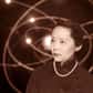 Chien-Shiung Wu (13 mai 1912 à Shanghai-16 février 1997 à New York), est une physicienne sino-américaine, spécialiste de physique nucléaire ayant travaillé à l'enrichissement de l'uranium pour le Projet Manhattan, puis démontré expérimentalement en 1956 la non conservation de la parité proposée sur des bases théoriques quelques mois auparavant par Lee et Yang. Ces derniers recevront le prix Nobel de physique mais pas elle. Il est possible qu’elle ait souffert à ce propos d’un certain sexisme dans la communauté scientifique. Elle-même dira d’ailleurs plus tard : « Il est honteux qu'il y ait si peu de femmes dans les sciences... En Chine, il ya beaucoup, beaucoup de femmes en physique. Il y a un préjugé en Amérique comme quoi les femmes scientifiques sont toutes célibataires et sans élégance. C'est la faute des hommes. Dans la société chinoise, une femme est appréciée pour ce qu'elle est, et les hommes l'encouragent à se réaliser… mais elle conserve l'éternel féminin ». 
Il faut dire que Madame Wu, comme on l’appelait, était la fille de Wu Zhongyi, un défenseur de la parité des sexes ayant fondé l'École supérieure professionnelle de femmes de Mingde. Arrivée à l’Université de Berkeley en 1936, elle décrocha en 1940 un doctorat en physique sous la direction du prix Nobel Ernest O. Lawrence, l’inventeur du cyclotron. Madame Wu fut le premier instructeur femme au Département de physique de l'université de Princeton, la première femme titulaire d'un doctorat honoris causa de Princeton, la première femme président de l'American Physical Society (élue en 1975).
Elle fut la première lauréate du prix Wolf en physique en 1978, que certains considèrent comme l’équivalent du prix Nobel.