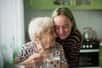 Les personnes les plus à risque d’Alzheimer sont plus entourées et socialement actives que celles qui ont moins de risque. © De Visu, Adobe Stock