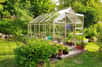 Une serre de jardin en verre est un investissement précieux pour les passionnés de jardinage et les amateurs de plantes.