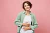 Vous pensez être enceinte ? Est-il possible de le savoir avant de faire un test de grossesse ? Quels sont les tout premiers signes indiquant ce bouleversement hormonal du début de la grossesse ? Futura vous aide à y voir plus clair.