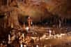 Dans la profonde grotte de Bruniquel, au-dessus de l’Aveyron, des Hommes de Néandertal ont aménagé des feux pour s’éclairer. Ils ont aussi cassé et déplacé plus de deux tonnes de stalagmites pour construire d'énigmatiques structures. La datation en fait un record : 176.500 ans, une époque bien antérieure à tous les cas connus d’occupation humaine de grottes. Mais qu’allaient-ils donc faire là ?
