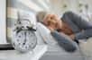 Deux nouvelles études révèlent le lien entre une durée de sommeil trop longue et le risque de développer une démence. Un résultat surprenant au regard des études précédentes qui associaient ce même risque au manque de sommeil.