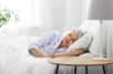 C’est bien connu, dormir suffisamment aide à consolider notre mémoire. D’autre part, les odeurs sont liées aux souvenirs et à la mémoire. Des chercheurs montrent alors qu’un enrichissement olfactif de la chambre à coucher pendant plusieurs mois peut augmenter les capacités cognitives de personnes âgées.