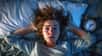 Est-ce vrai que le manque de sommeil peut rendre fou ? Le sommeil, c’est une fonction biologique essentielle. Il conditionne pas mal de trucs : notre santé mentale, physique et émotionnelle. Si on a peu dormi, on a tous déjà observé que notre cerveau et notre corps perdent un peu de leur capacité à fonctionner correctement. Mais est-ce que ça peut carrément nous rendre fou, voire d’ailleurs, si on va encore plus loin, peut-on mourir d’une absence de sommeil ?