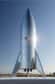 À peine achevé, le premier prototype du Starship de SpaceX a subi des dégâts qui nécessiteront quelques semaines de réparation, après s'être écrasé en raison de vents violents. © SpaceX