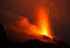 Si à l’échelle géologique, les volcans se construisent assez rapidement, certains événements témoignent aussi d’épisodes de destruction. Les coulées de boue, appelées lahars en domaine volcanique, ne sont pas les phénomènes les plus violents, bien qu’elles puissent parfois être vraiment impressionnantes. C’est le cas des lahars qui se sont formés à Stromboli le 11 novembre dernier, transformant les paisibles ruelles de ces jolis villages aux maisons blanches en véritables torrents ! Ces manifestations géologiques effraient particulièrement les habitants, bien plus finalement que le volcan qui gronde quotidiennement !