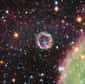 Le rémanent de supernova E0102 dans le Petit Nuage de Magellan, galaxie naine satellite de la Voie lactée située à environ 190.000 années-lumière de nous. Cette supernova était visible dans le ciel de l'hémisphère sud il y a environ 1.000 ans. C'est grâce à ce genre d'explosion d'une étoile massive en fin de vie que l'Univers s'enrichit en éléments radioactifs lourds. © X-ray (NASA/CXC/ESO/F.Vogt et al.); Optical (ESO/VLT/MUSE), Optical (NASA/STScI)