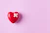 Le syndrome de Takotsubo apparaît après un choc émotionnel ou physique. Appelé aussi la maladie du cœur brisé, il est caractérisé par des anomalies de contraction du ventricule gauche qui peuvent laisser des stigmates. Des chercheurs testent une molécule pour atténuer les blessures du cœur provoqué par cette maladie mal connue.