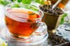 Connu pour ses nombreux bienfaits pour la santé, le thé pourrait-il contribuer à inactiver le SARS-CoV-2 et ainsi préserver de la Covid-19 ? Des recherches ont été menées par une équipe de l'université de Géorgie.