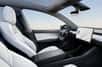 Tesla a décidé de renforcer les dispositifs de sécurité qui accompagnent l’usage de son système d’assistance à la conduite Autopilot en y associant la caméra intégrée au rétroviseur intérieur des Model 3 et Model Y.