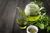 Buvez du thé vert, votre cœur et vos artères vous remercieront. C'est ce qu'illustre une équipe de scientifiques chinois avec cette vaste étude dans laquelle leurs travaux démontrent que boire du thé vert plusieurs fois par semaine augmente les chances de vivre plus longtemps et en meilleure santé. Pourquoi s'en priver ? 