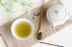 Originaire de Chine et d’Inde, le thé est consommé depuis des siècles dans le monde, sous diverses formes : thé vert, noir, oolong... Le thé vert serait bon pour le cerveau, aiderait à rester mince et préviendrait maladies cardiovasculaires, cancers et diabète.
