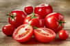 Contenant plus de 90 % d’eau, la tomate est le légume incontournable pour s’hydrater en plein été. Qu’elle soit rouge, orange, jaune, verte ou noire, à grappes, cocktail ou cerise, la tomate est très appréciée en période de fortes chaleurs et de canicule. Jus, amuse-bouche ou sorbet, laissez-vous tenter par des recettes fraîches à base de tomates.