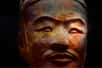 Des pièges mortels et des rivières de mercure. Le mausolée de Qin Shi Huang, premier empereur de Chine, fascine autant qu'il intrigue. Découvert en 1974, ce complexe funéraire gigantesque n'a pourtant jamais livré tous ses secrets. Que cache réellement la tombe mystérieuse de ce souverain légendaire ?