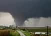 Les tornades sont le phénomène météo le plus violent qui existe sur Terre. Avec des vents qui peuvent dépasser les 300 km/h pour les plus puissantes d’entre elles, il est primordial d’apprendre à les connaître. Y a-t-il une heure particulière à laquelle elles se produisent le plus souvent ? Il y a en effet un créneau horaire qui semble le plus propice à leur formation.