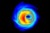 Les masses des trous noirs ayant produit les ondes gravitationnelles détectées par Ligo et Virgo sont parfois anormalement élevées eu égard aux modèles de formation classique des trous noirs binaires. D'autres scénarios sont envisagés dont un faisant intervenir les trous noirs supermassifs.
