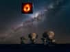 Cette image montre l'Atacama Large Millimeter/submillimeter Array (Alma) regardant la Voie lactée ainsi que l'emplacement de Sagittarius A*, le trou noir supermassif au centre de notre Galaxie. L'image de Sagittarius A* prise par la collaboration de l'Event Horizon Telescope (EHT) est mise en évidence dans l'encadré. Situé dans le désert d'Atacama au Chili, Alma est le plus sensible de tous les observatoires du réseau EHT. L'ESO est copropriétaire d'Alma au nom de ses États membres européens.&nbsp;© ESO, José Francisco Salgado (josefrancisco.org), EHT Collaboration&nbsp;