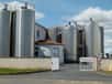 Immenses cuves de lait d'une laiterie industrielle. Diverses options sont possibles pour le traitement des eaux blanches, du rejet direct à la filtration. © Serge Lacotte, Wikimedia Commons, DP