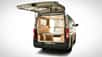 Nissan commercialise le Caravan MyRoom, un van aménagé avec une ambiance boisée, minimaliste et confortable. Une vraie chambre d'hôtel roulante !