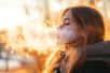 Les arômes de cigarette électronique contiennent des centaines de composés potentiellement toxiques pour les poumons. © Daria, Adobe Stock (image générée avec IA)
