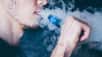 Le vapotage est très fréquent dans la tranche d’âge 18-24 ans. Ses effets sur la santé font l’objet de nombreuses discussions. Mais qu’en est-il des répercussions sur les non-fumeurs qui côtoient les adeptes du vapotage ? Une étude de 2017-2018 indique que 16 % des adultes dans 12 pays européens étaient exposés aux aérosols de la e-cigarette en intérieur. La vapeur exhalée est-elle toxique pour l’entourage ? Peut-on parler de dangers du vapotage passif ?